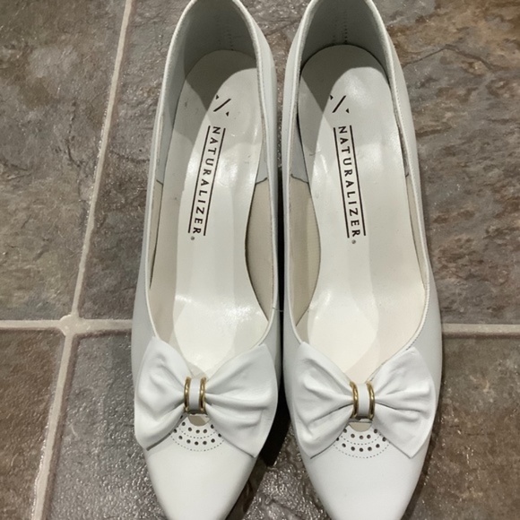 Naturalizer White Bow Pumps 7.5 - Picture 2 of 10